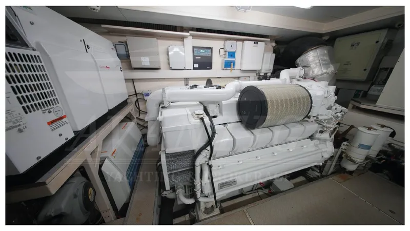  Yacht Photos Pics FERRETTI ALTURA 840