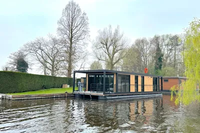 2025 La Mare Houseboat Modern 15