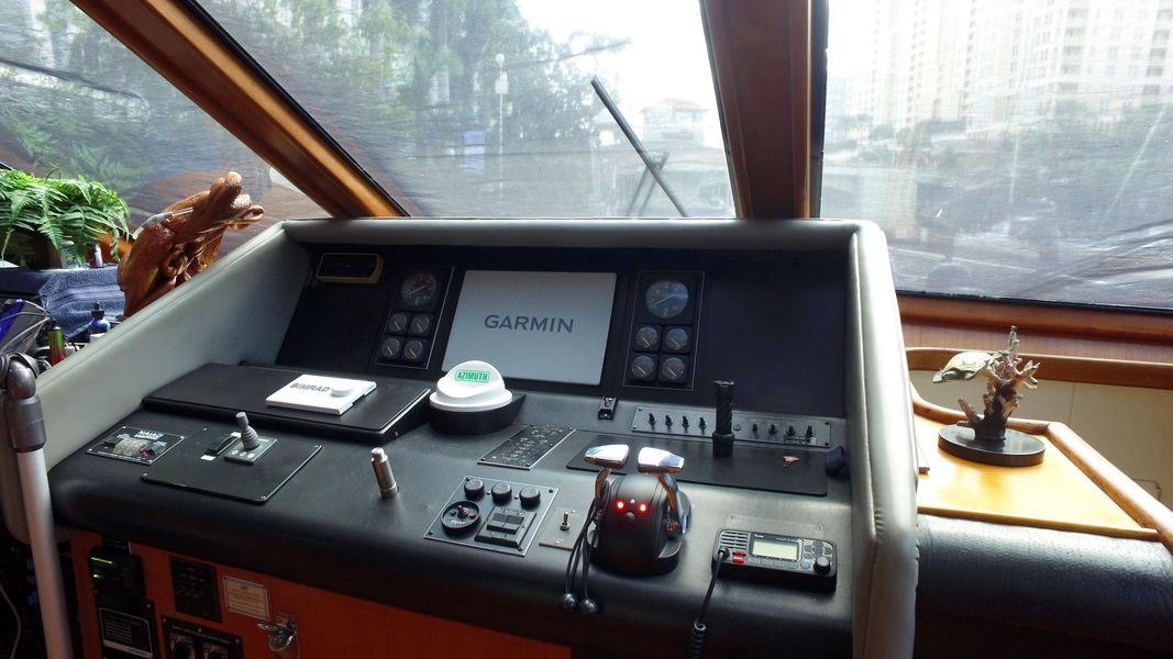 1990 Viking Cockpit Motoryacht