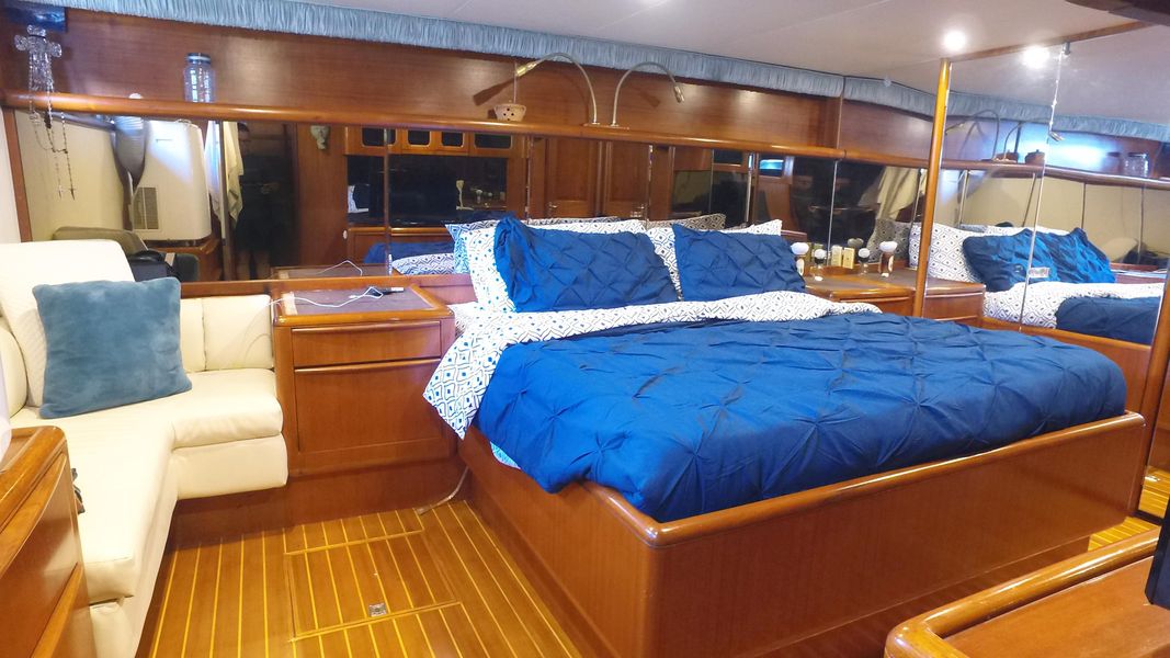 1990 Viking Cockpit Motoryacht