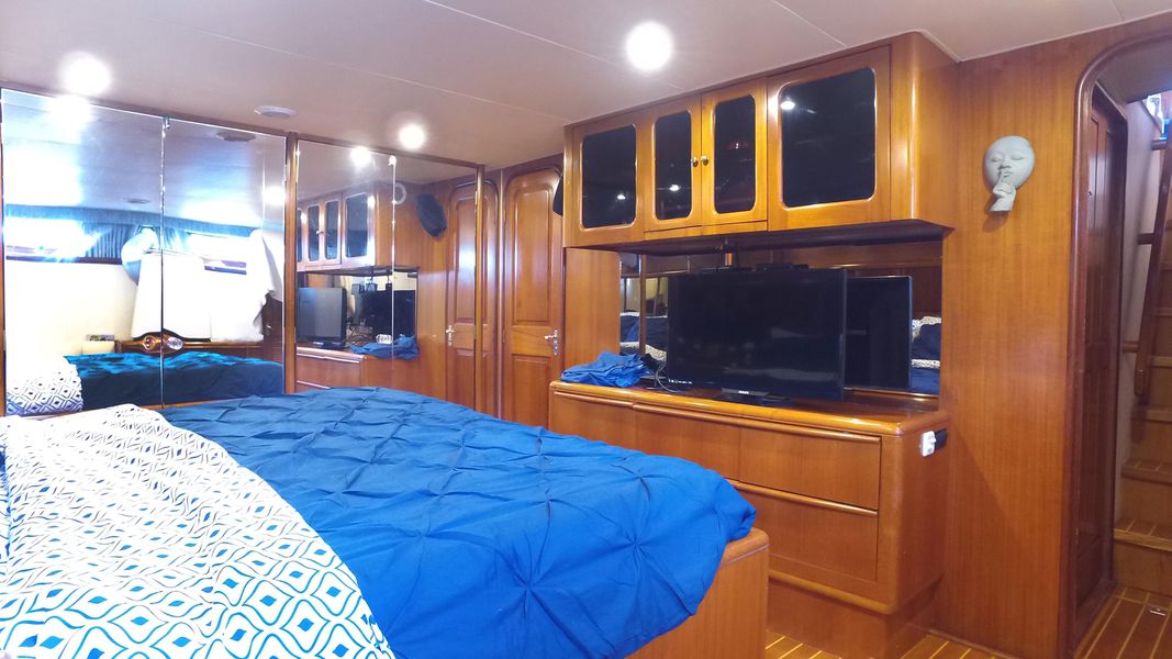 1990 Viking Cockpit Motoryacht