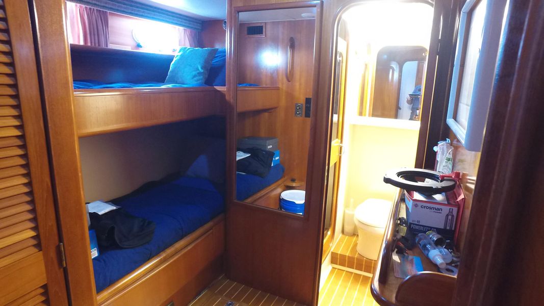 1990 Viking Cockpit Motoryacht