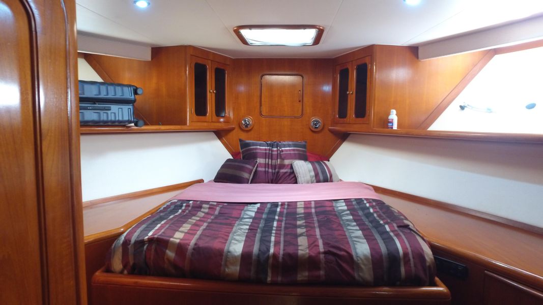 1990 Viking Cockpit Motoryacht