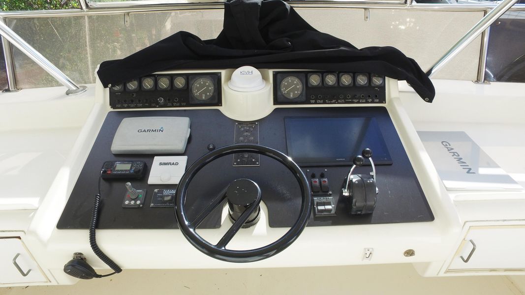 1990 Viking Cockpit Motoryacht