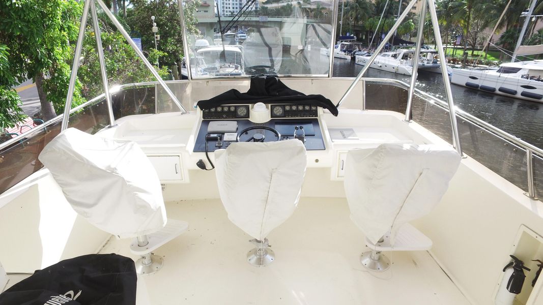 1990 Viking Cockpit Motoryacht