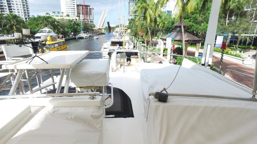 1990 Viking Cockpit Motoryacht