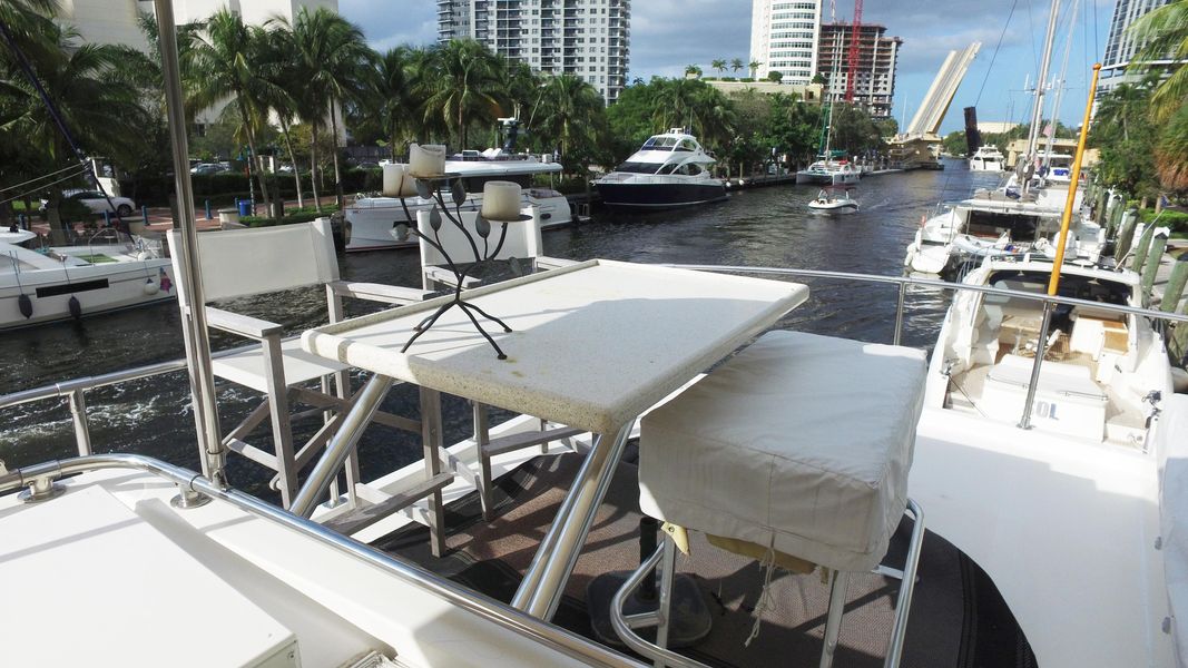 1990 Viking Cockpit Motoryacht