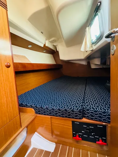 La Dauphine Yacht Photos Pics Interior cabin of 2007 Jeanneau Sun Odyssey 36i sailboat with cozy bedding.