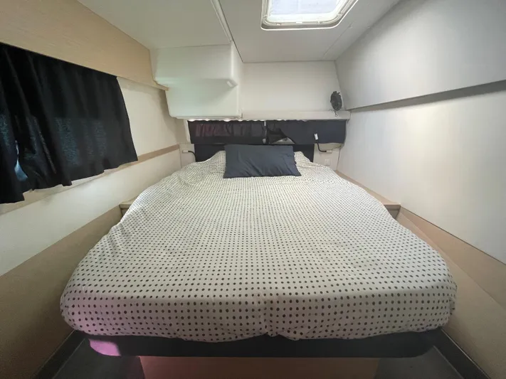 Anth'r'flo Yacht Photos Pics 2017 Fountaine Pajot Helia cabin with bed, black curtains, and overhead window.