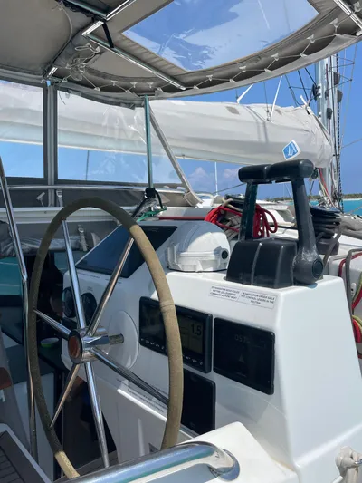 Anth'r'flo Yacht Photos Pics Steering wheel and controls of a 2017 Fountaine Pajot Helia catamaran.