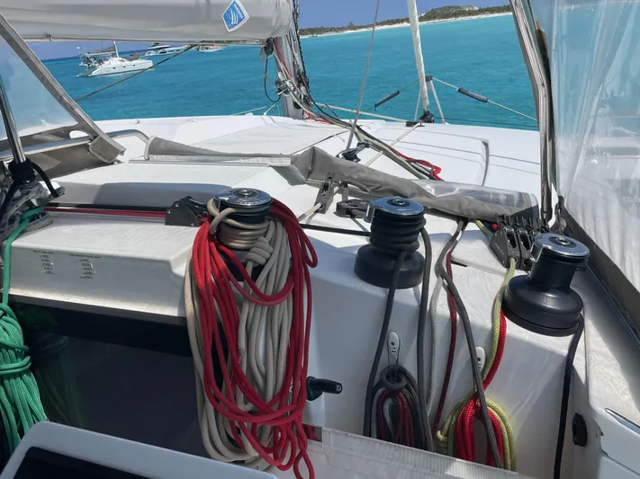 Anth'r'flo Yacht Photos Pics 2017 Fountaine Pajot Helia catamaran deck with ropes and winches, sailing in turquoise waters.