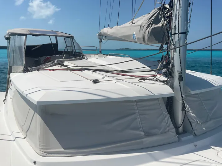 Anth'r'flo Yacht Photos Pics 2017 Fountaine Pajot Helia catamaran on turquoise water, clear sky background.