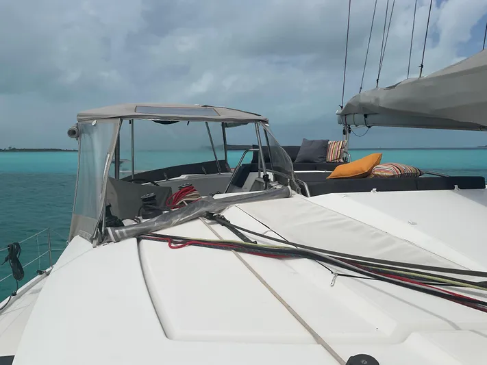 Anth'r'flo Yacht Photos Pics 2017 Fountaine Pajot Helia catamaran on turquoise waters, featuring a spacious deck and seating area.