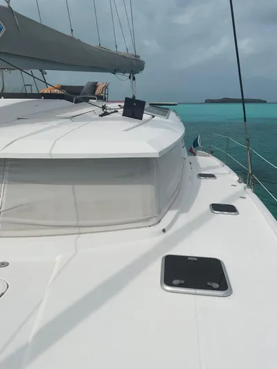 Anth'r'flo Yacht Photos Pics 2017 Fountaine Pajot Helia catamaran sailing on turquoise waters under cloudy skies.