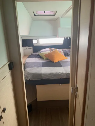 Anth'r'flo Yacht Photos Pics 2017 Fountaine Pajot Helia cabin interior with bed, pillows, and natural light.