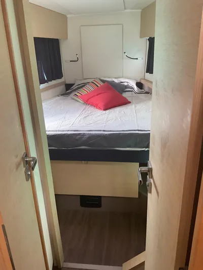 Anth'r'flo Yacht Photos Pics 2017 Fountaine Pajot Helia cabin interior with bed and colorful pillows.
