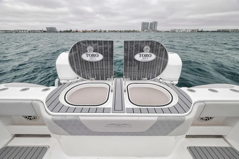 Toro Yacht Photos Pics Dual transom livewells