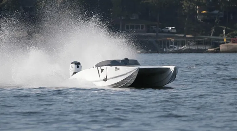  Yacht Photos Pics High-speed HellKats 32 powerboat racing on water, 2021 model, creating a dramatic splash.