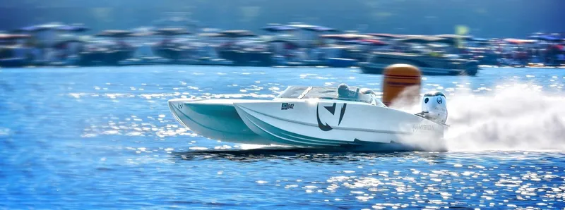  Yacht Photos Pics High-speed HellKats 32 powerboat racing on water, 2021 model, with blurred background.