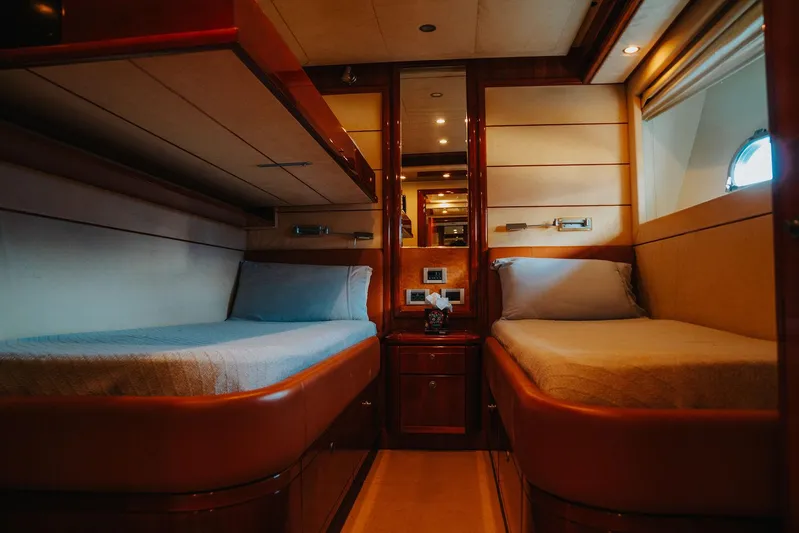 Los Esquinkles Yacht Photos Pics 