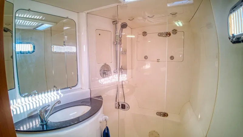  Yacht Photos Pics 2007 Leopard 40 - Image 25