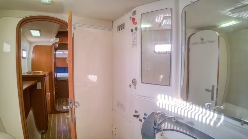  Yacht Photos Pics 2007 Leopard 40 - Image 26