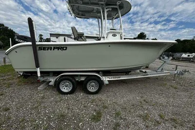 Sea Pro 219 Center Console