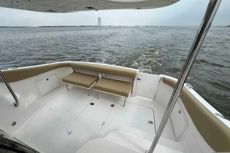 Barbie Hunter Yacht Photos Pics Regal 4080 Flybridge Sedan 2007 on open water.