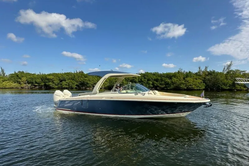 Relentless Yacht Photos Pics 2023 Chris-craft Launch 31 Gt - Image 1