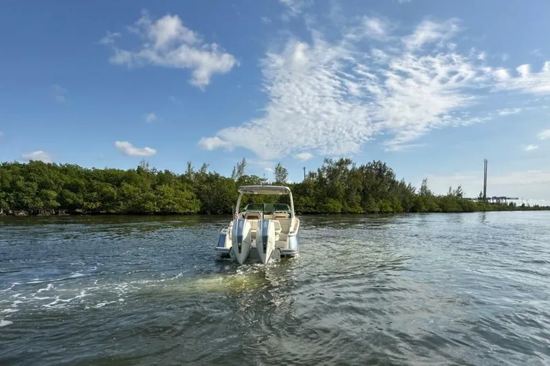 Relentless Yacht Photos Pics 2023 Chris-craft Launch 31 Gt - Image 10