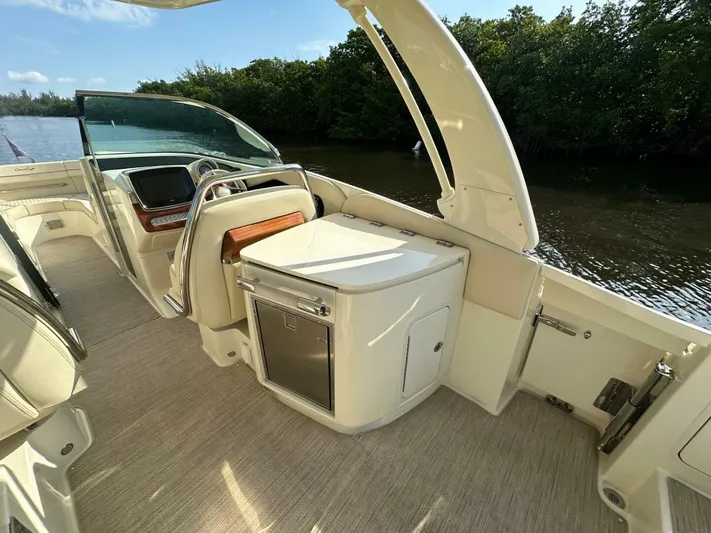 Relentless Yacht Photos Pics 2023 Chris-craft Launch 31 Gt - Image 15