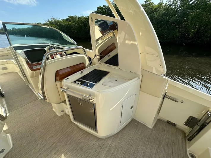 Relentless Yacht Photos Pics 2023 Chris-craft Launch 31 Gt - Image 16