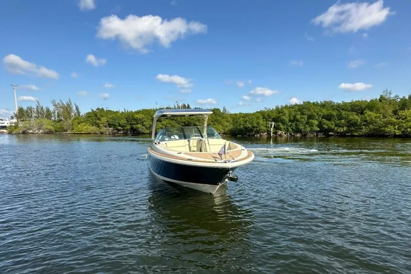 Relentless Yacht Photos Pics 2023 Chris-craft Launch 31 Gt - Image 4