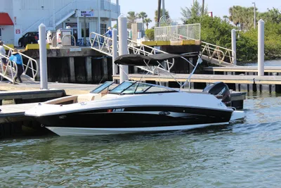 Sea Ray 220 Sundeck