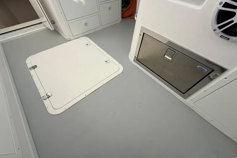 Daybreak Yacht Photos Pics Interior of 2023 Steiger Craft 31 Chesapeake boat, featuring storage compartments and hatch.