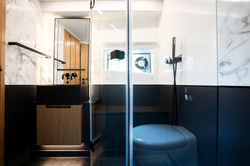 Travitude Yacht Photos Pics Modern bathroom in 2020 Pearl 62 yacht with sleek design and marble accents.