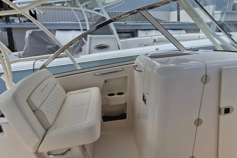 285-662 Yacht Photos Pics 2026 Grady-White Freedom 285 boat interior with white seating and sleek design.