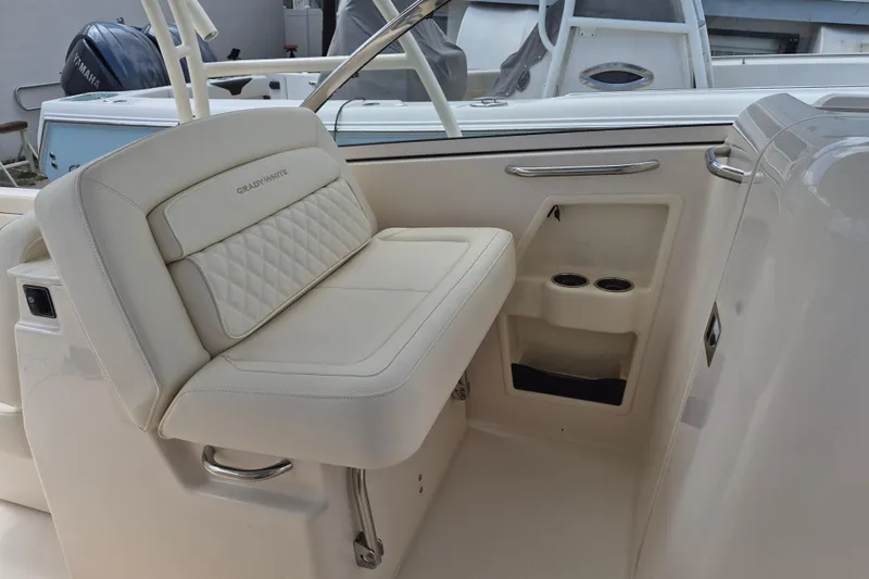 285-662 Yacht Photos Pics 2026 Grady-White Freedom 285 boat interior with cushioned seating and cup holders.