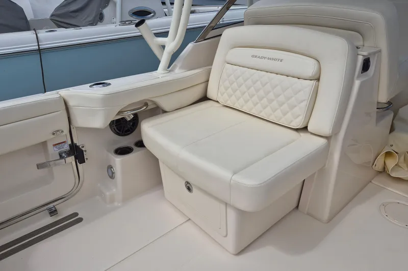 285-662 Yacht Photos Pics 2026 Grady-White Freedom 285 boat interior with luxurious seating and cup holders.