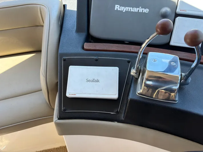  Yacht Photos Pics Control panel of a 1994 Bayliner 4700 with Raymarine and SeaTalk equipment.