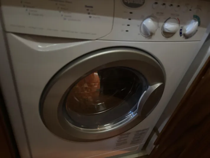  Yacht Photos Pics Front-loading washing machine with control knobs, inside a Bayliner 4700 yacht, 1994 model.