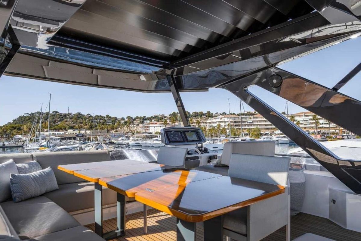 2022 Ferretti Yachts 73 