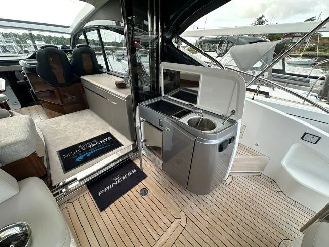  Yacht Photos Pics Princess V50 - 3 Cabin Layout - Cockpit wet bar