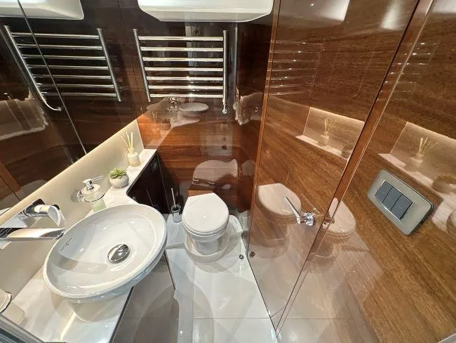  Yacht Photos Pics Princess V50 - 3 Cabin Layout - Master mid cabin en-suite