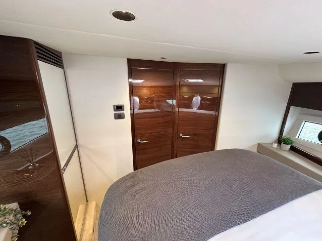  Yacht Photos Pics Princess V50 - 3 Cabin Layout - Forward VIP cabin