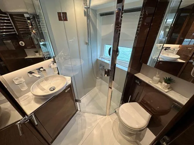  Yacht Photos Pics Princess V50 - 3 Cabin Layout - Forward VIP cabin en-suite access to day head