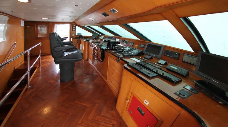 2010-145-6-superyacht-tersana-44m-steel