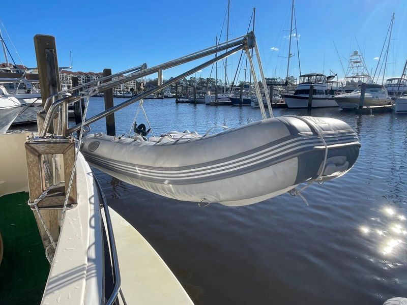 2005 Mainship 430 Aft Cabin 3SR Trawler