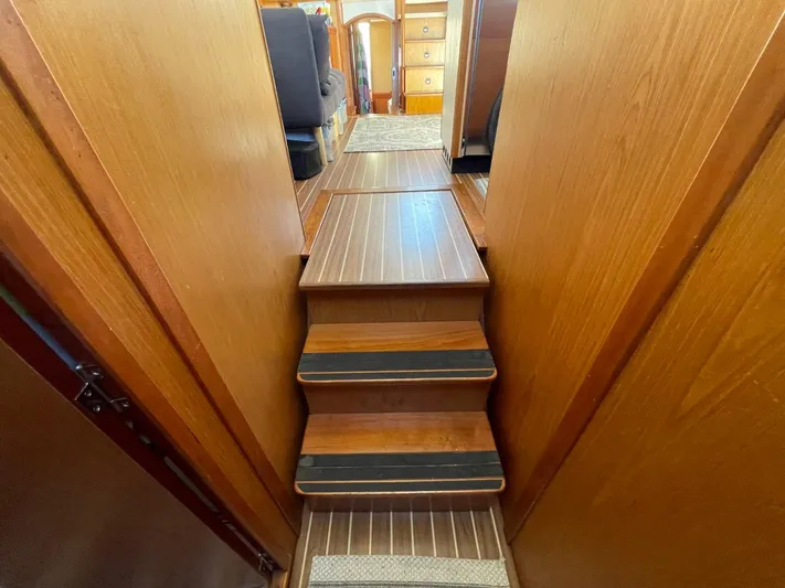 Nowhere Fast Yacht Photos Pics Stairway inside 2005 Mainship 430 Aft Cabin 3SR Trawler with wooden steps and hallway view.