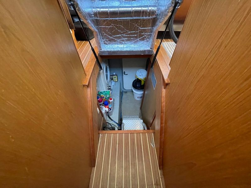 2005 Mainship 430 Aft Cabin 3SR Trawler